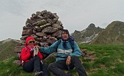 89 All'omino del Monte Avaro (2085 m) sferzati dal vento col Valletto sullo sfondo